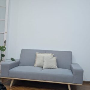 Sofá 2 plazas gris claro estilo nórdico