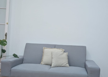 Sofá 2 plazas gris claro estilo nórdico