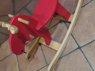 Caballito-balancin-madera-rojo