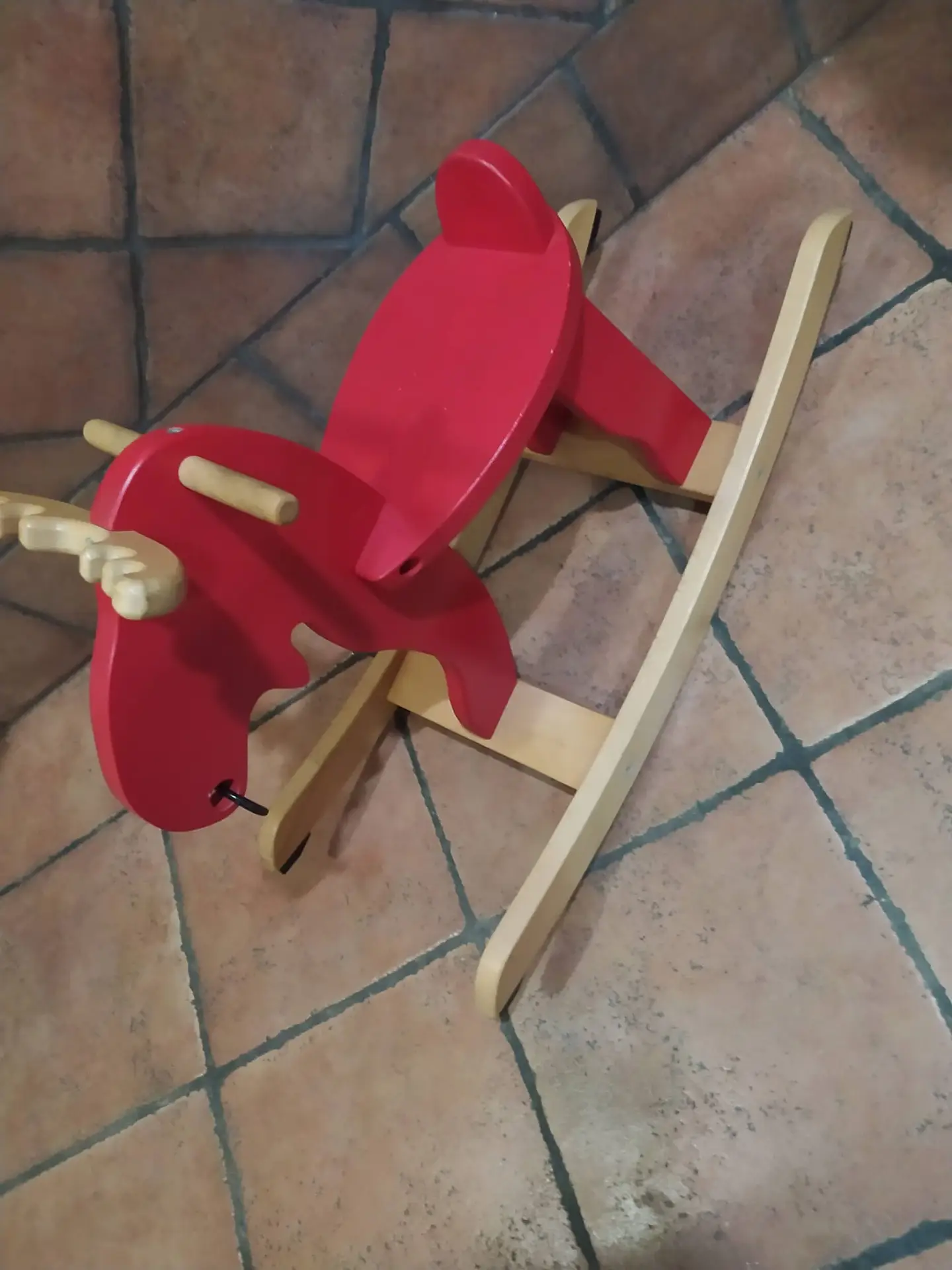 Caballito balancín de madera rojo