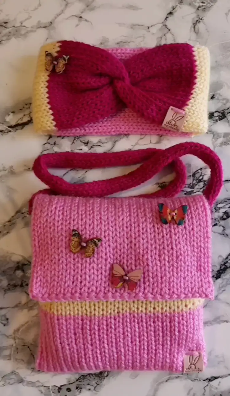 Conjunto infantil de diadema cubreorejas y bolso tejido a mano — rosa con mariposas