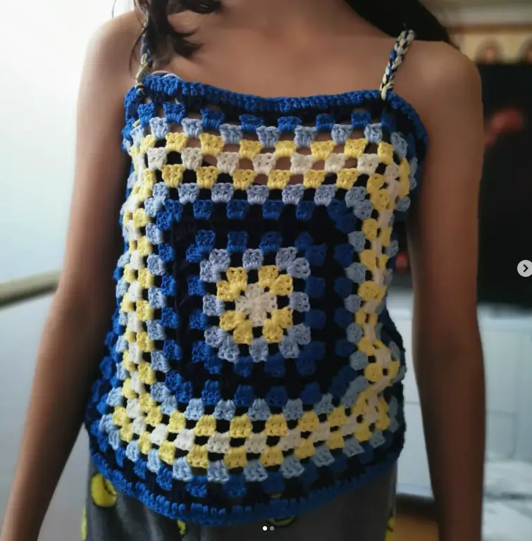 Top de ganchillo granny square hecho a mano — tirantes trenzados en azules y amarillo