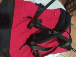 Mochila-portabebe-roja-negra