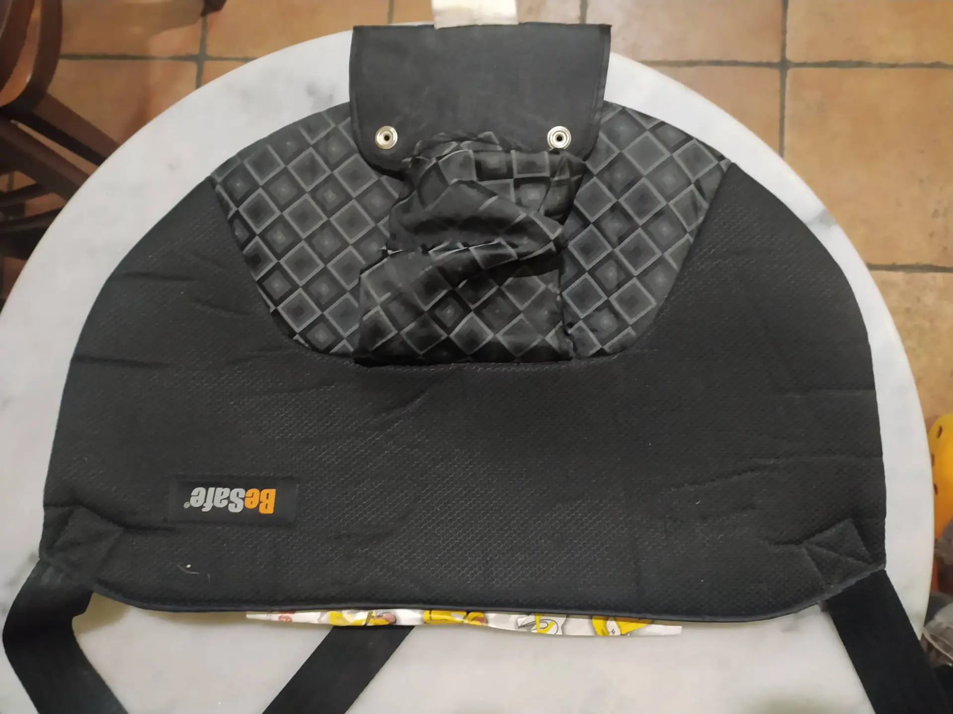 Protector de arnés y reductor para silla de coche BeSafe