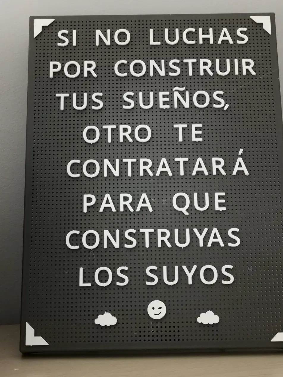 Panel de letras intercambiables — cartel personalizable para frases y mensajes