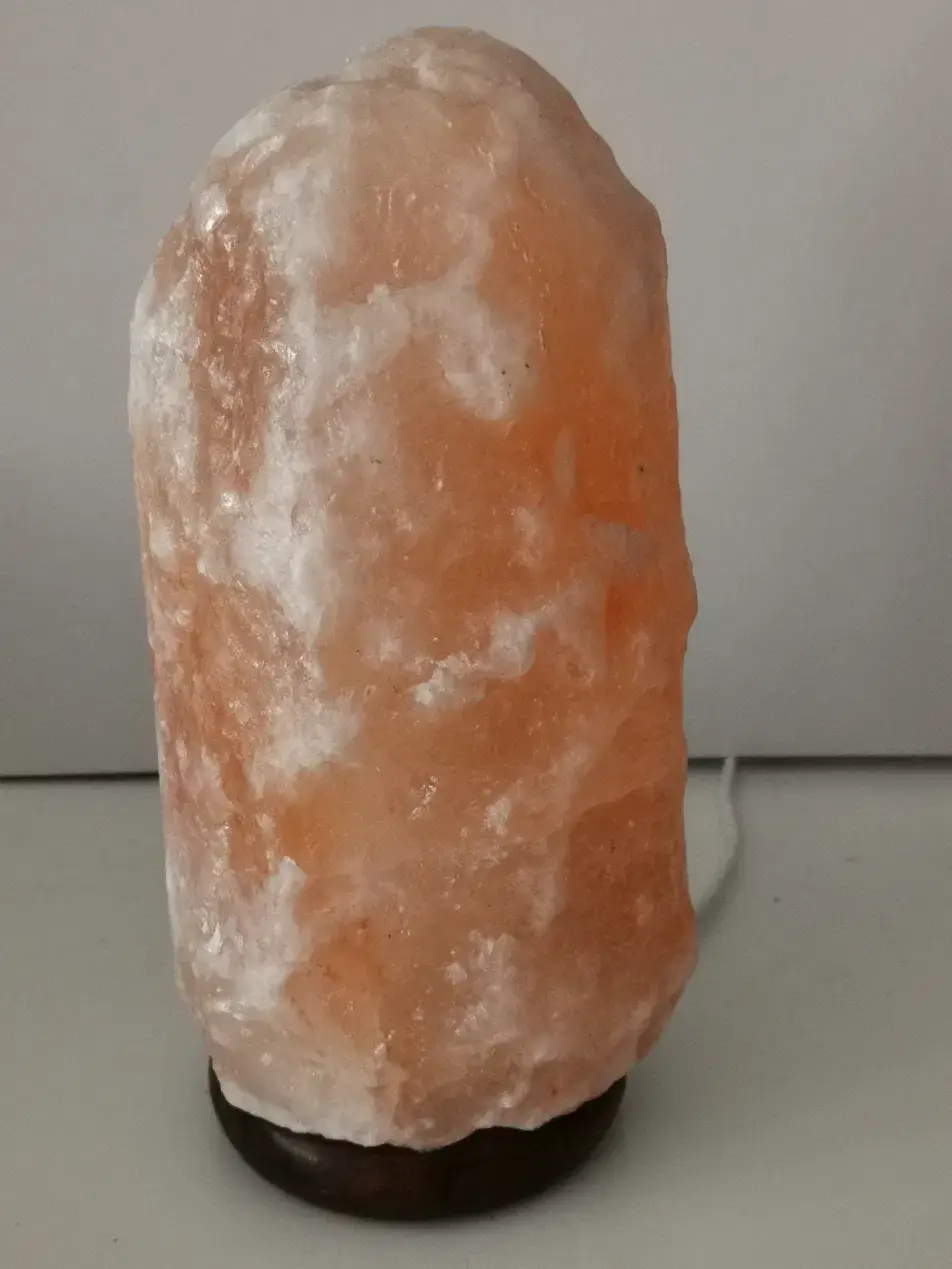 Lámpara de sal del Himalaya — bloque natural con base de madera