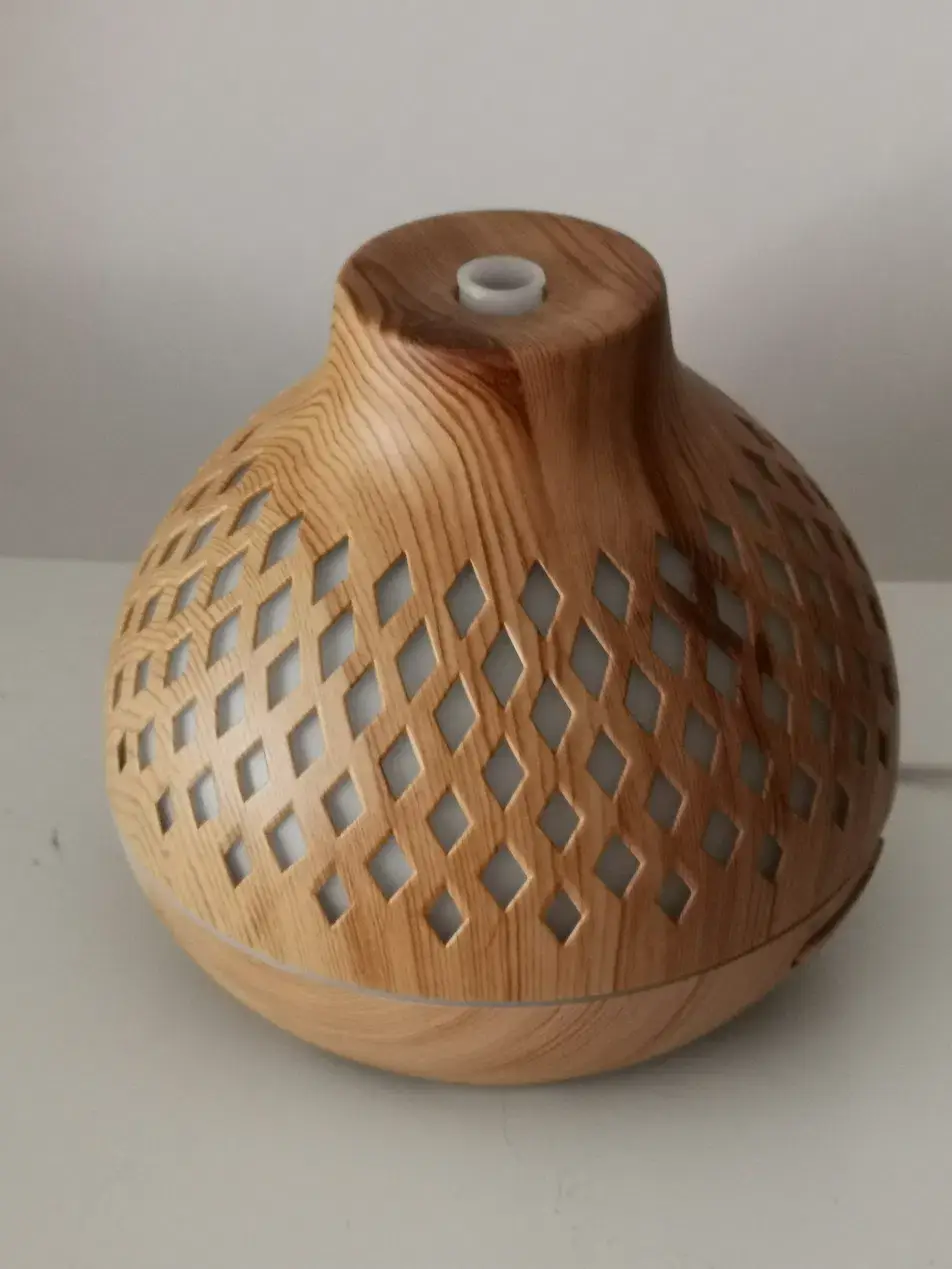 Difusor de aromas ultrasónico — humidificador con acabado de madera y luz LED