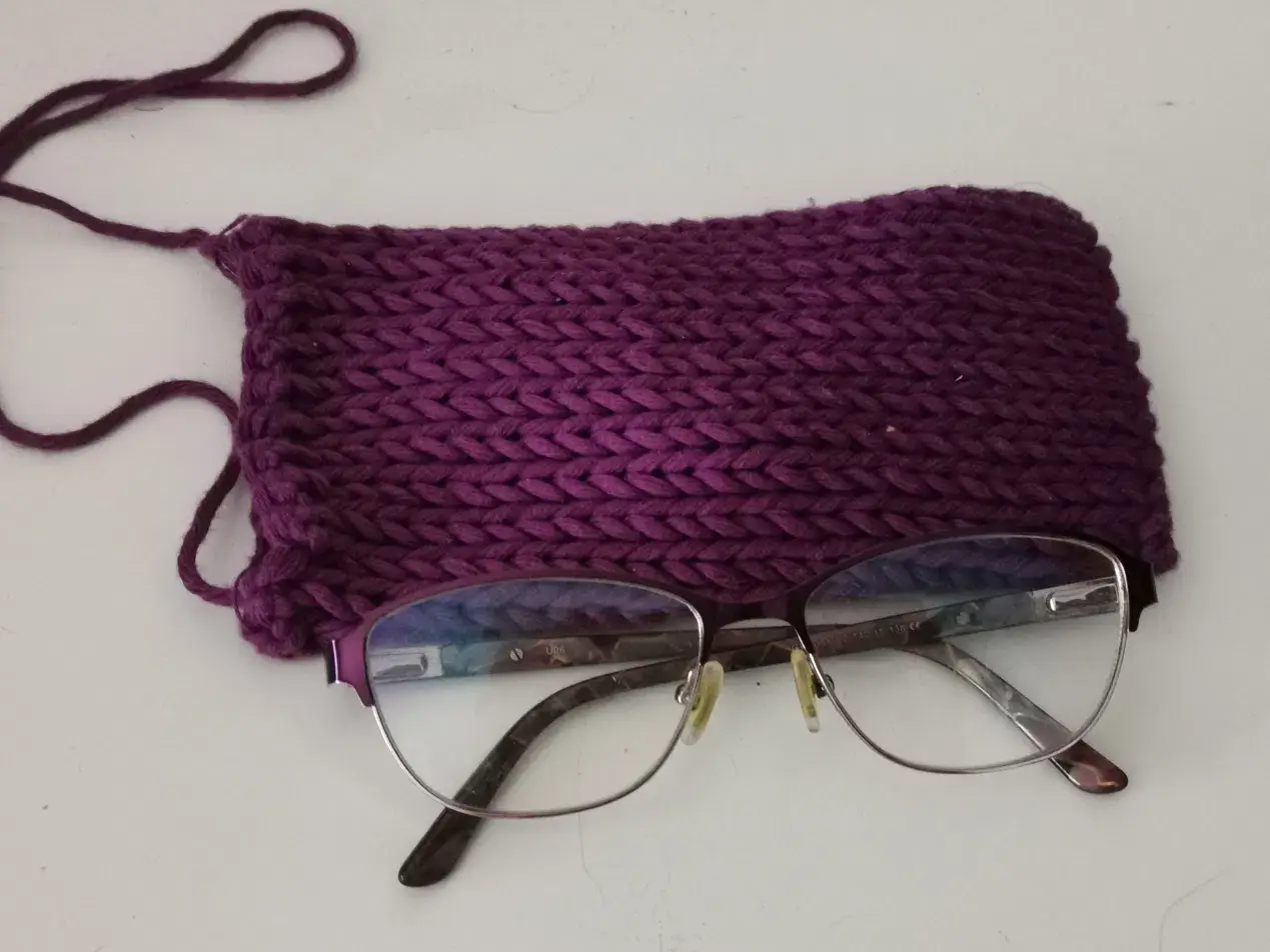Funda para gafas tejida a mano — punto morado con cordón