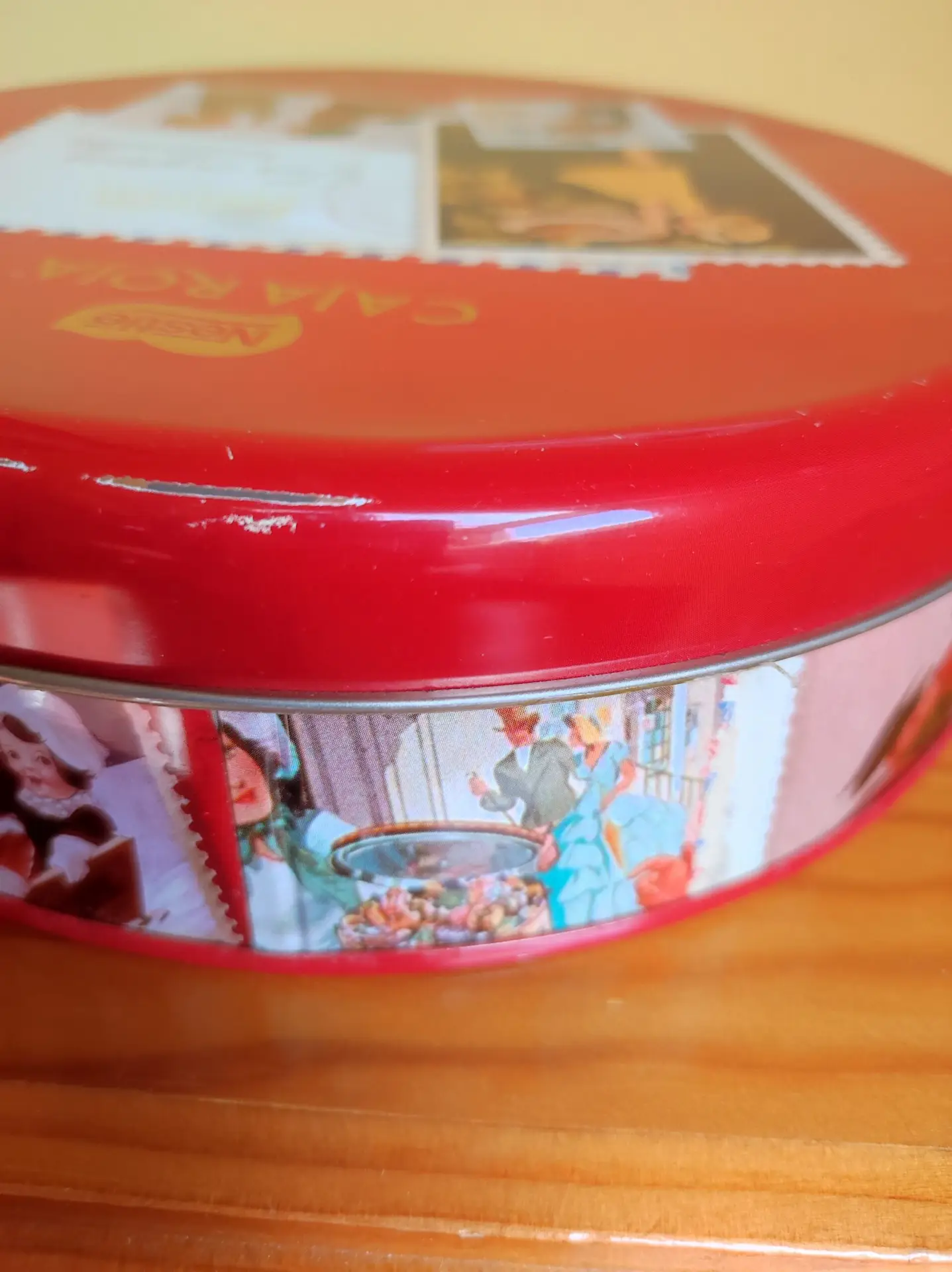 Lata roja Nestlé vintage