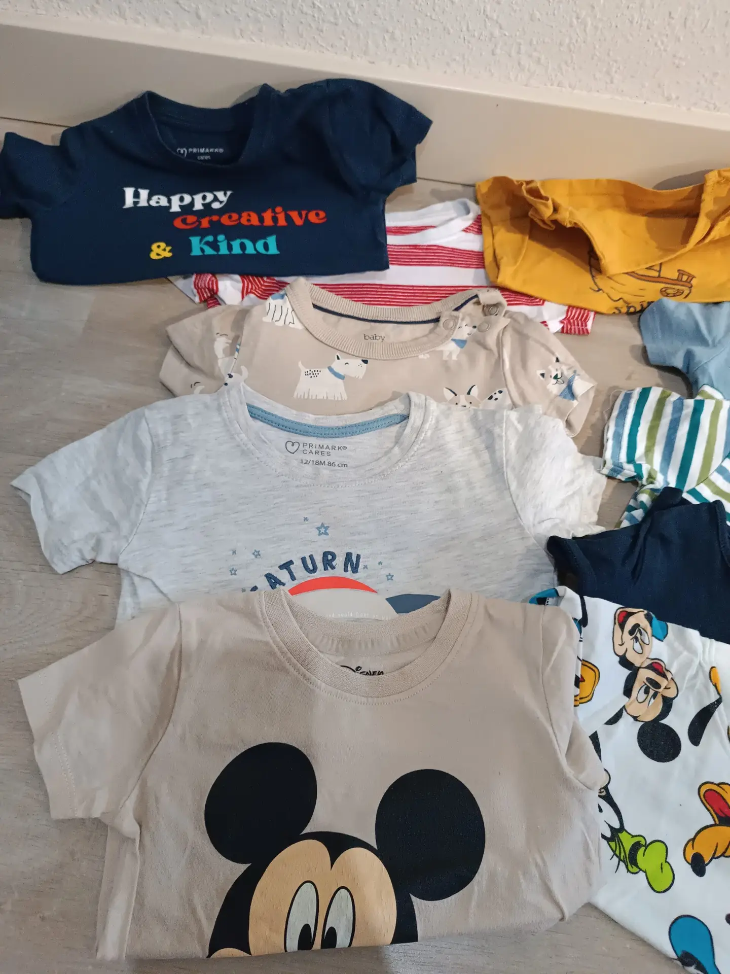 19 Camisetas para niño 12-18m, en muy buen estado.