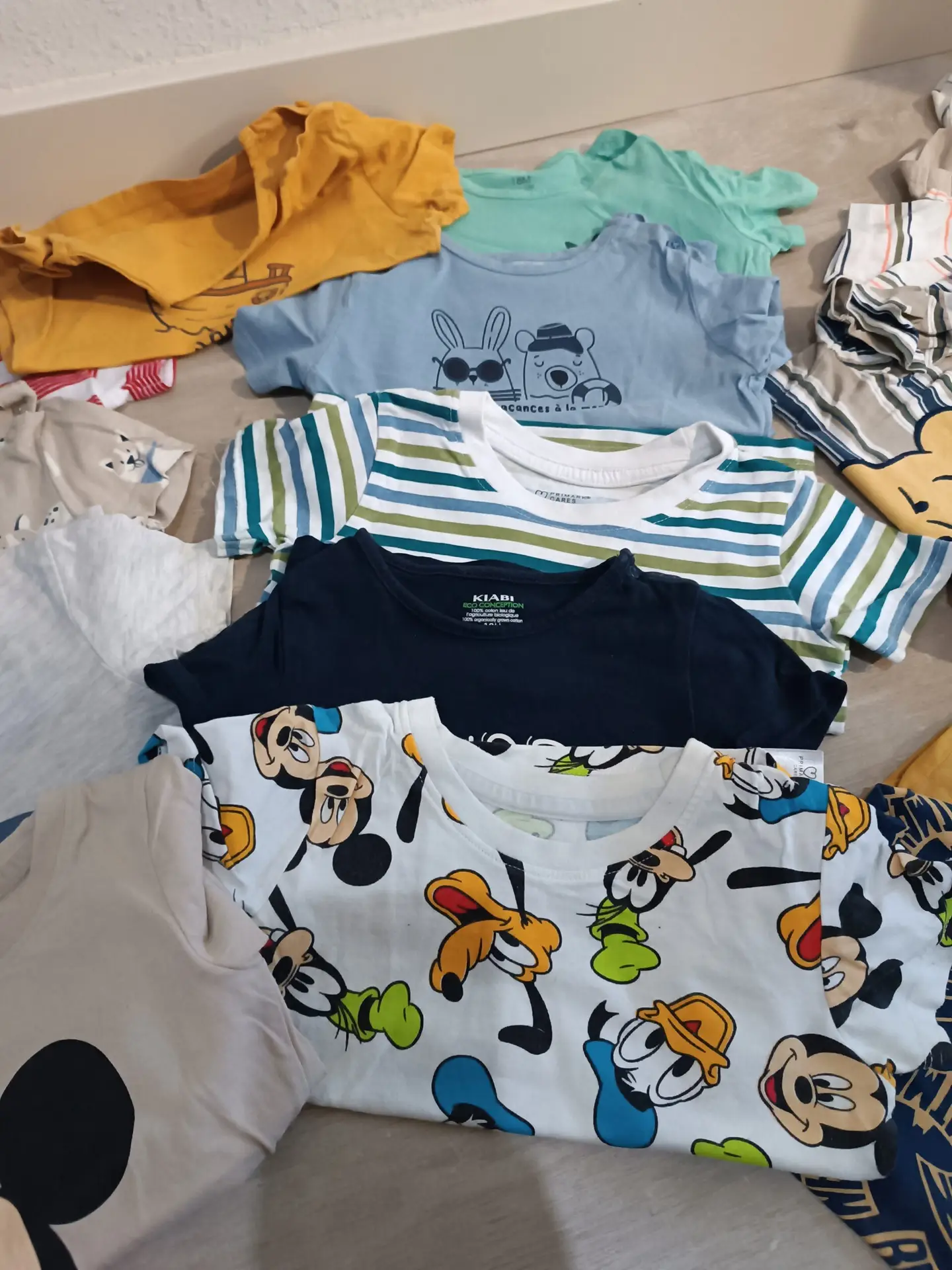 19 Camisetas para niño 12-18m, en muy buen estado.