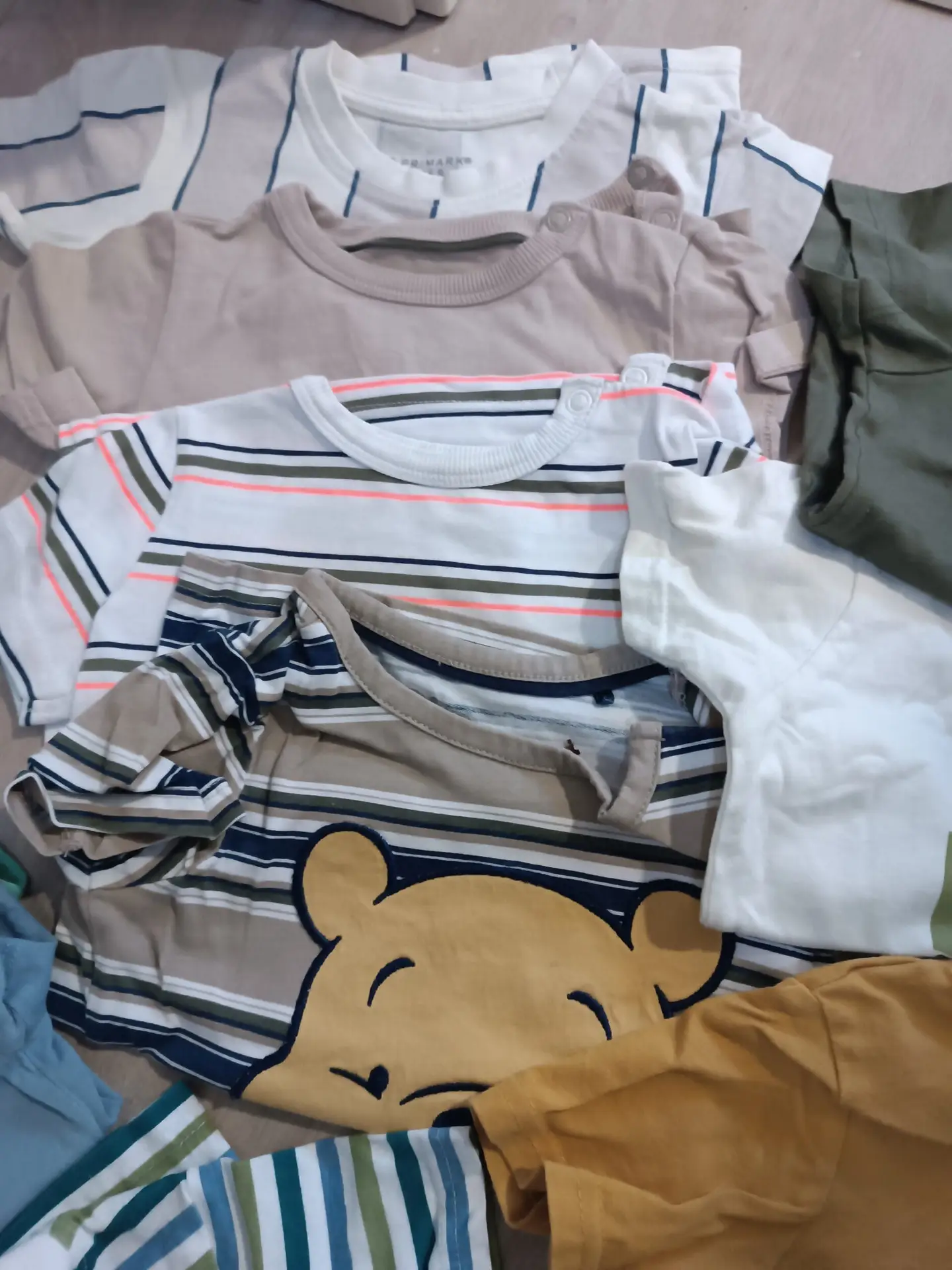 19 Camisetas para niño 12-18m, en muy buen estado.
