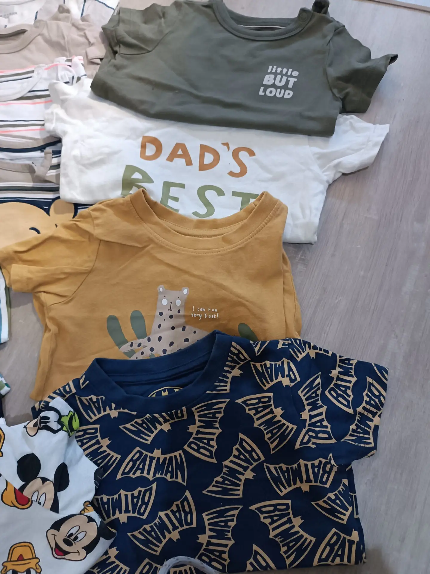 19 Camisetas para niño 12-18m, en muy buen estado.