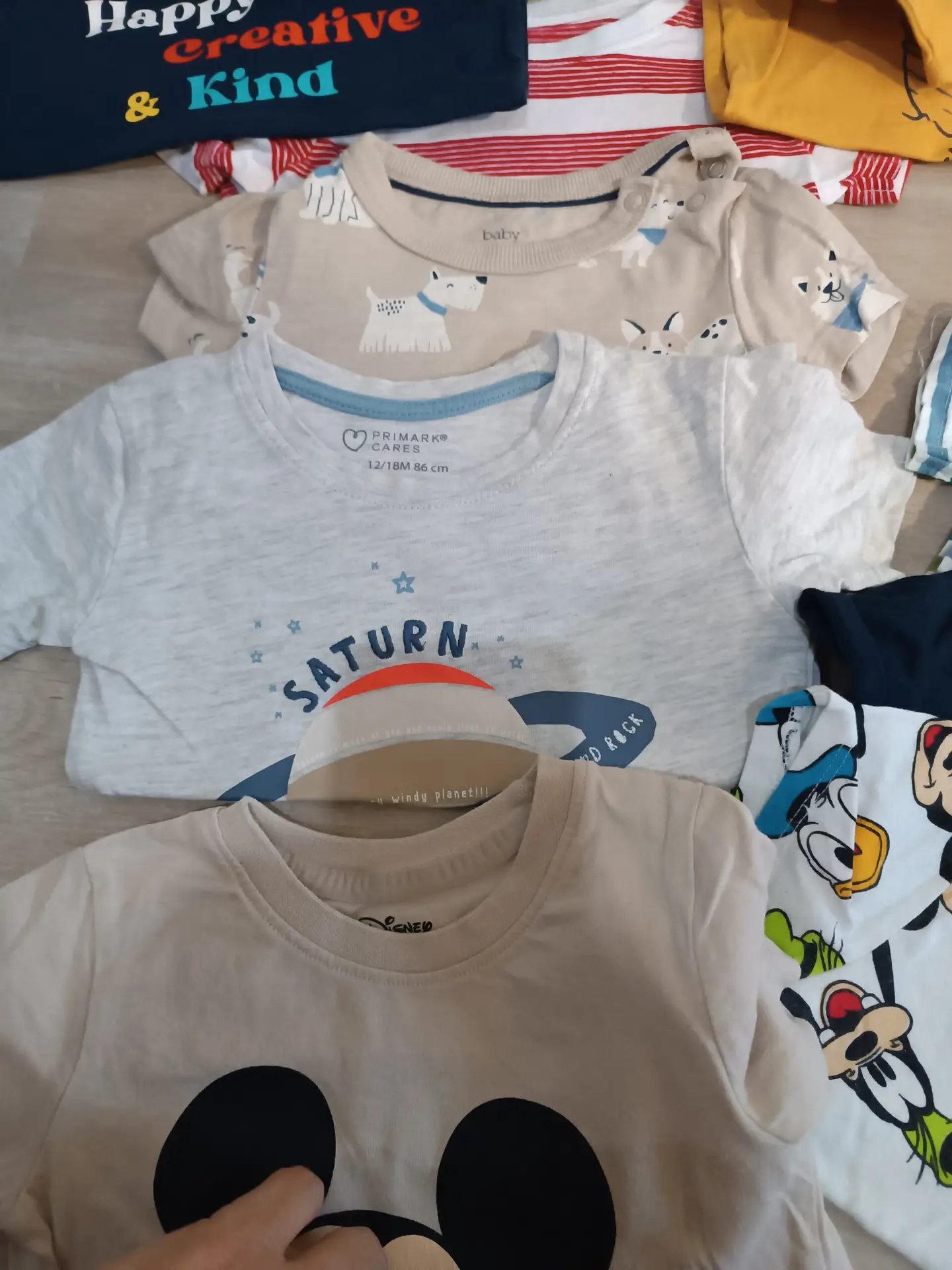 19 Camisetas para niño 12-18m, en muy buen estado.