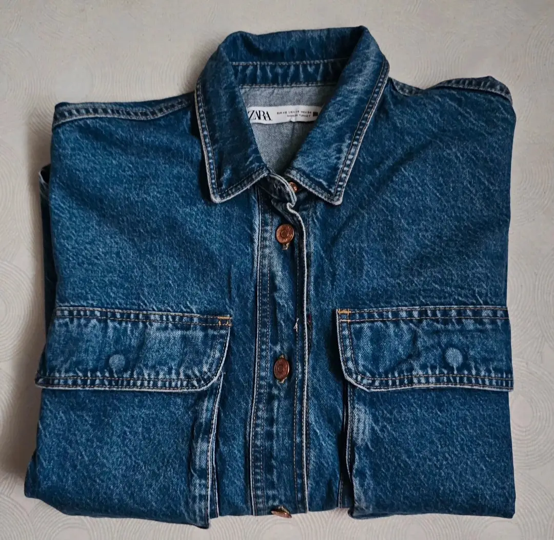 Sobrecamisa oversize denim Zara.