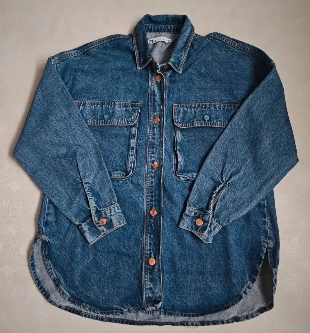 Sobrecamisa oversize denim Zara.