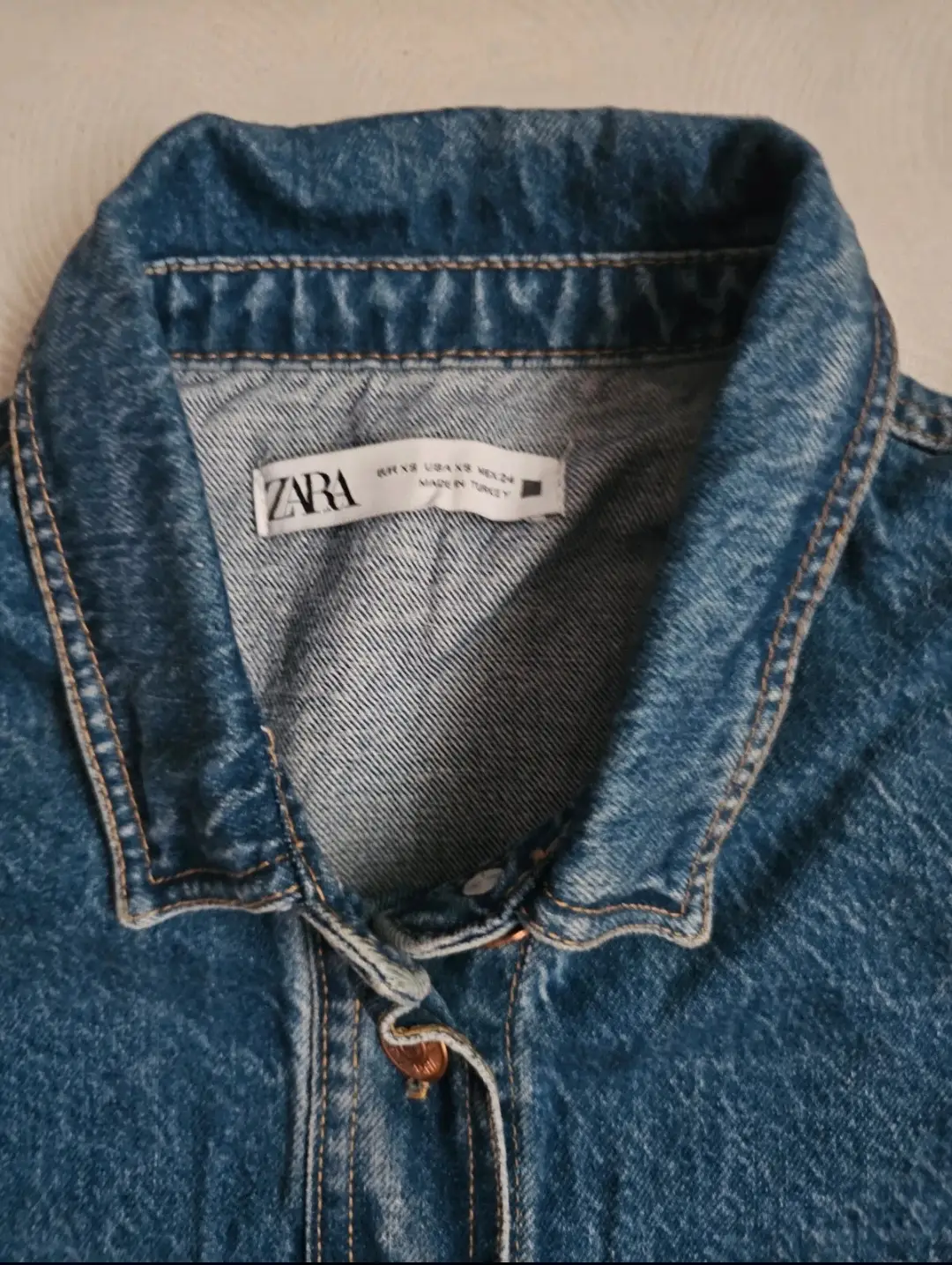 Sobrecamisa oversize denim Zara.