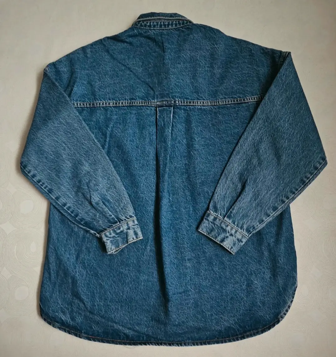 Sobrecamisa oversize denim Zara.