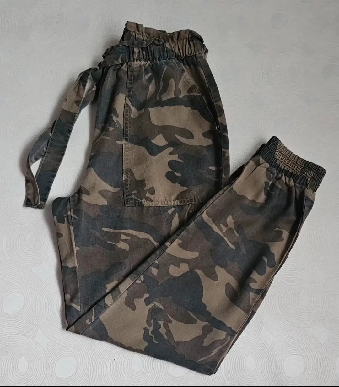 Pantalon camuflaje bombacho Stradivarius