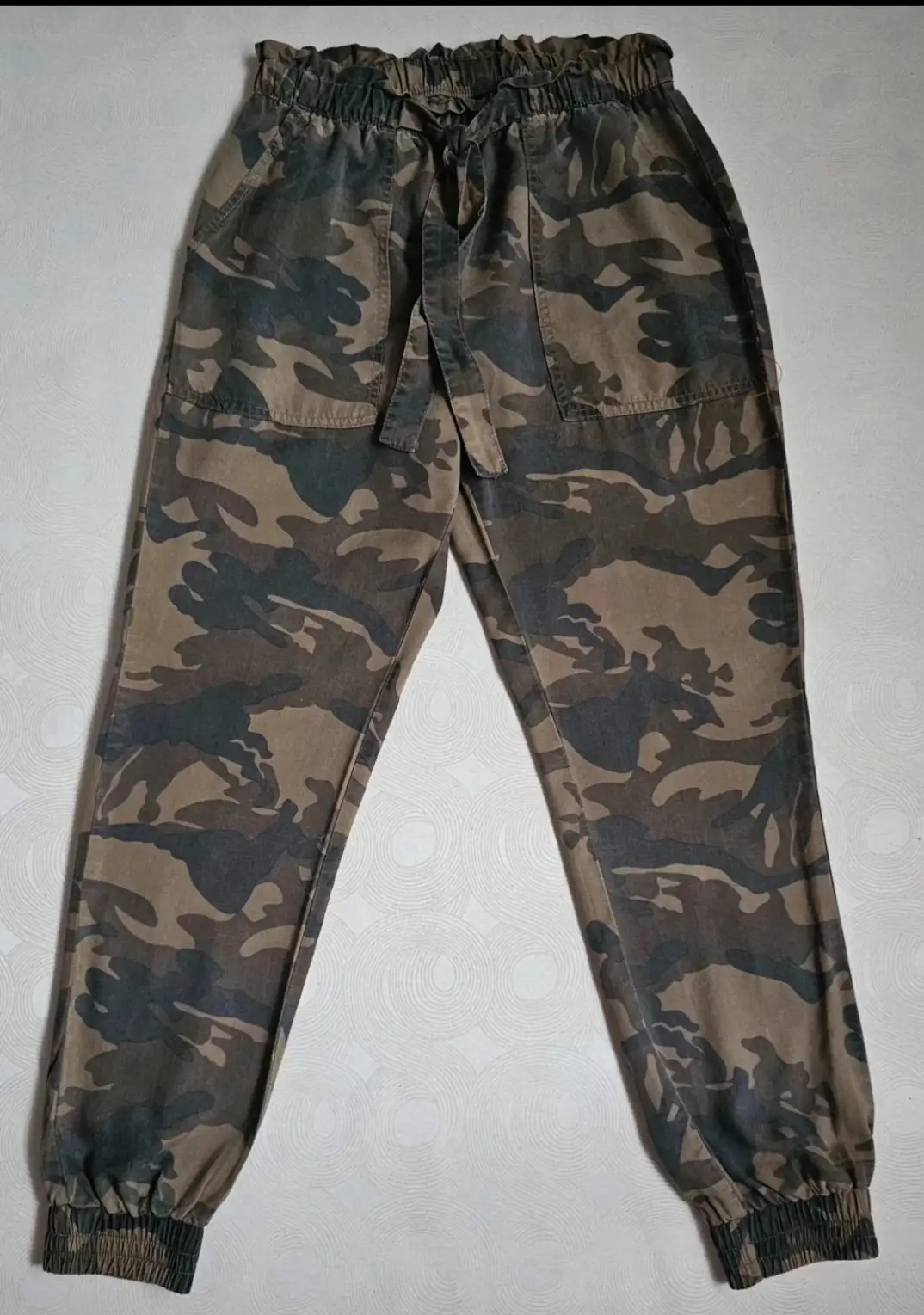 Pantalon camuflaje bombacho Stradivarius