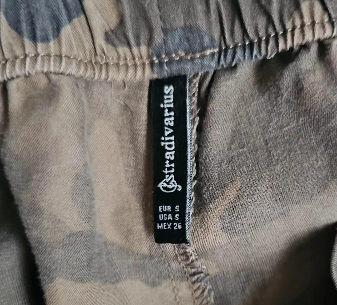Pantalon camuflaje bombacho Stradivarius