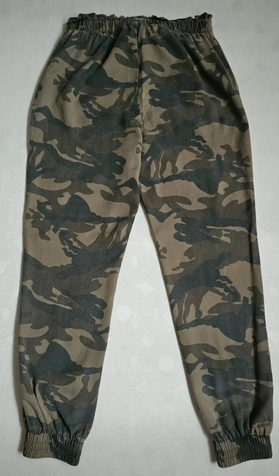 Pantalon camuflaje bombacho Stradivarius