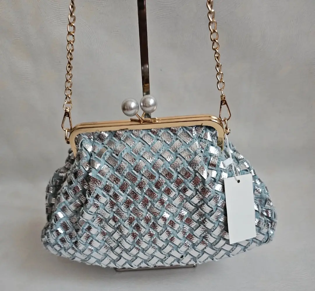 Bolso clutch/bandolera denim y plata.