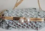 Bolso clutch/bandolera denim y plata.