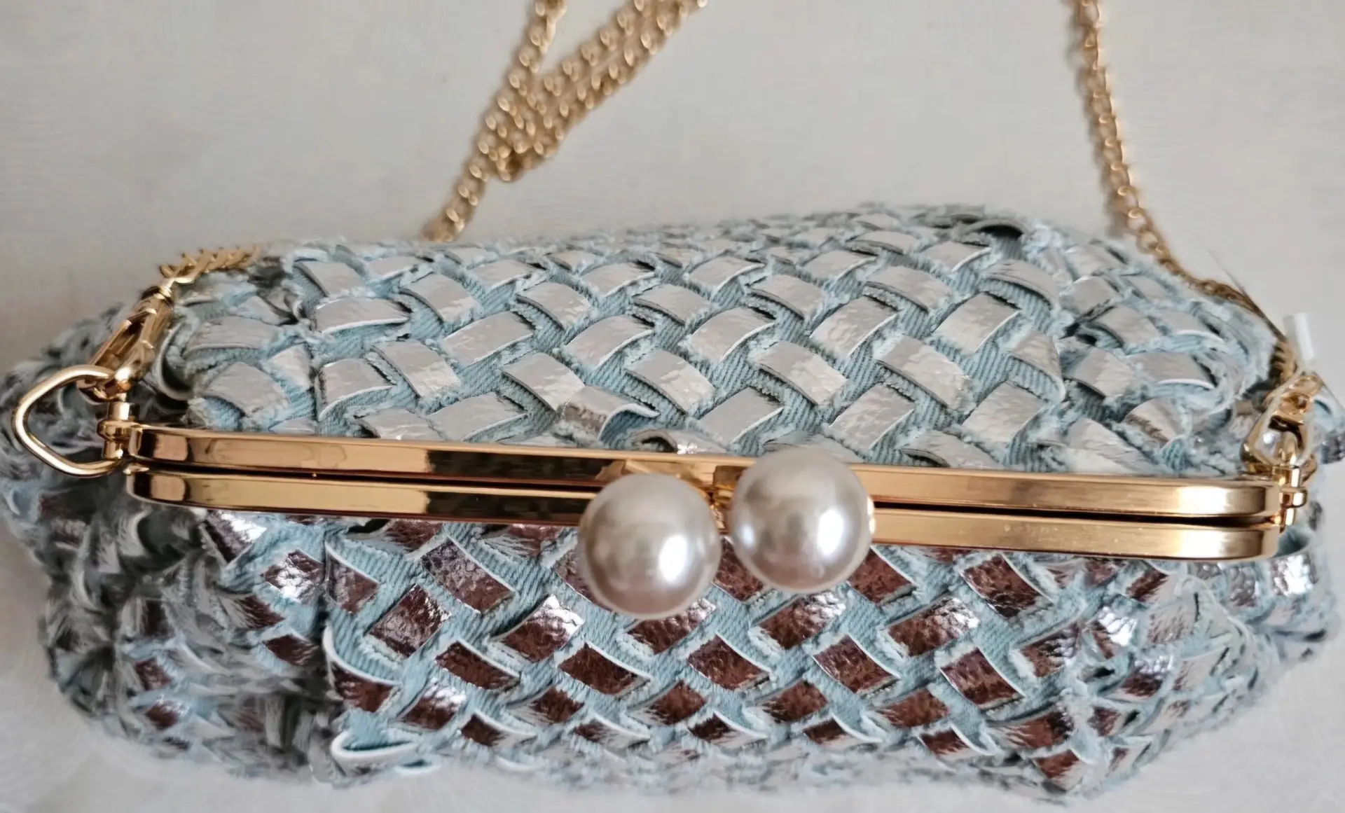 Bolso clutch/bandolera denim y plata.