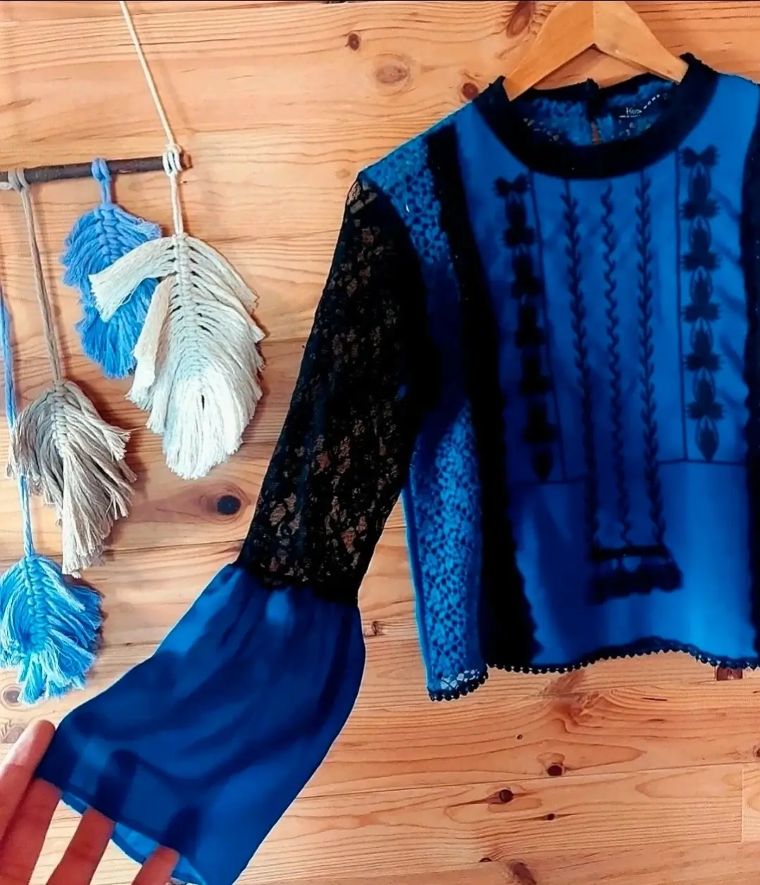 Blusa Hios de encaje negro y azul real, bordada, con mangas acampanadas, estilo boho vintage, talla S.