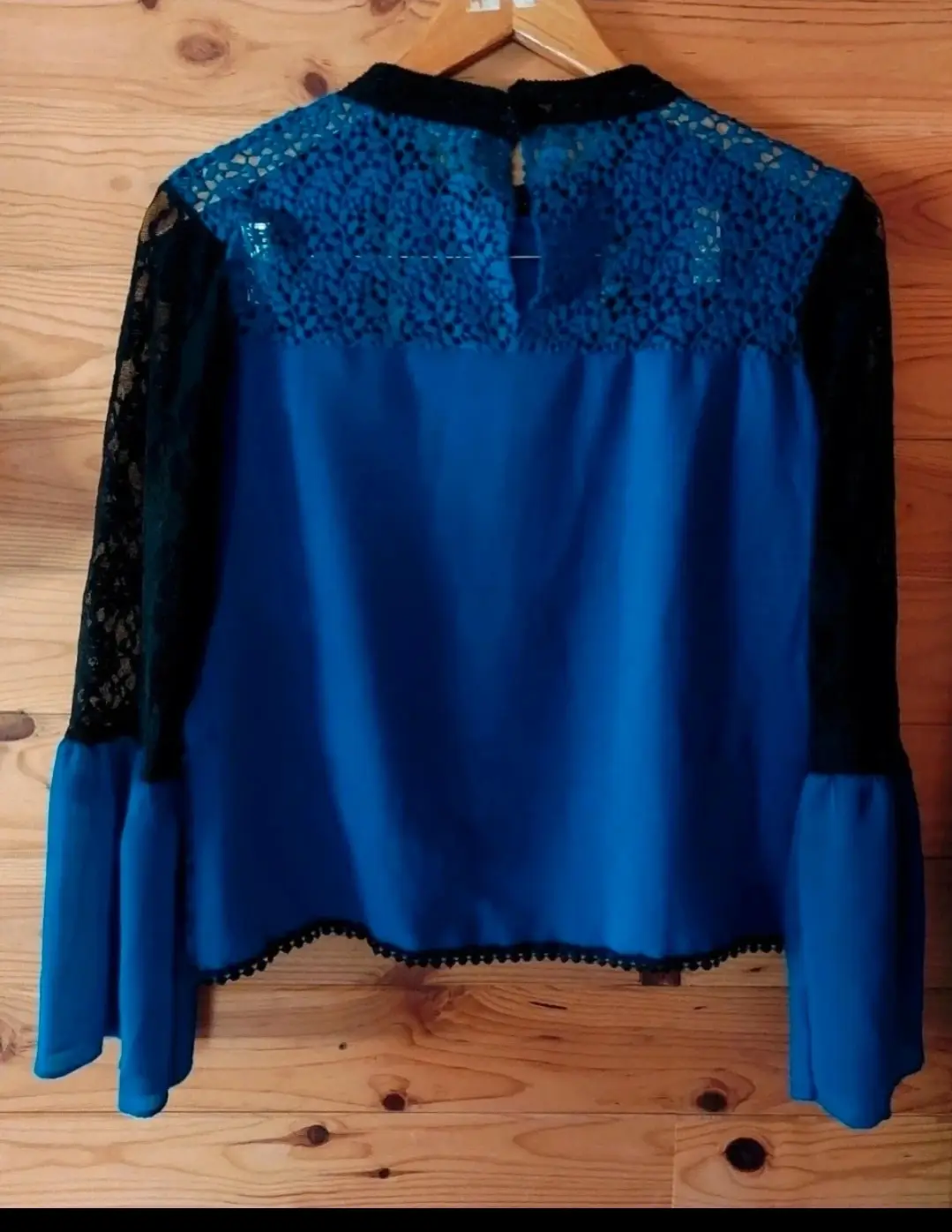 Blusa Hios de encaje negro y azul real, bordada, con mangas acampanadas, estilo boho vintage, talla S.