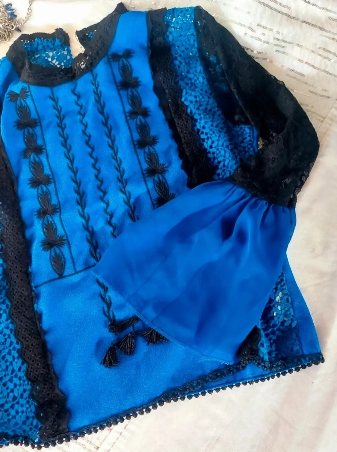 Blusa Hios de encaje negro y azul real, bordada, con mangas acampanadas, estilo boho vintage, talla S.