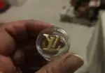 Broche dorado Louis Vuitton