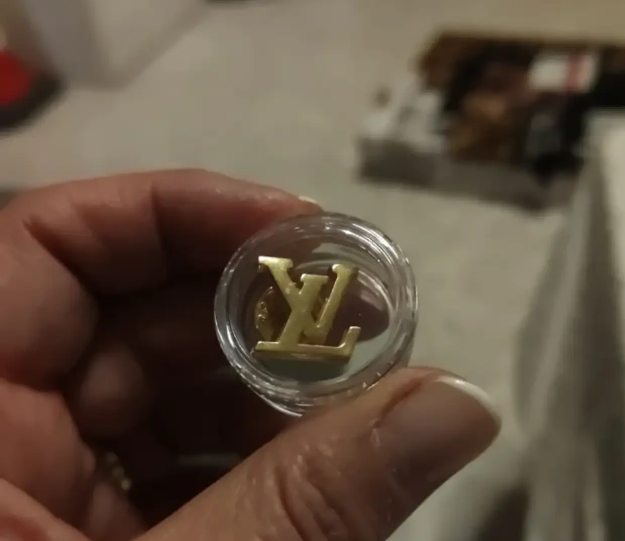 Broche dorado Louis Vuitton