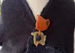Broche de resina artesanal
