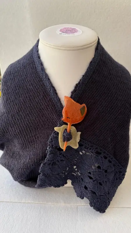 Broche de resina artesanal