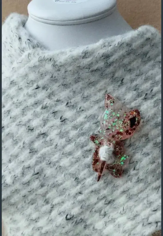 Broche de resina artesanal