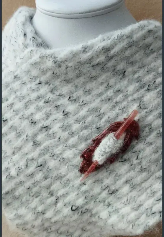 Broche de resina artesanal