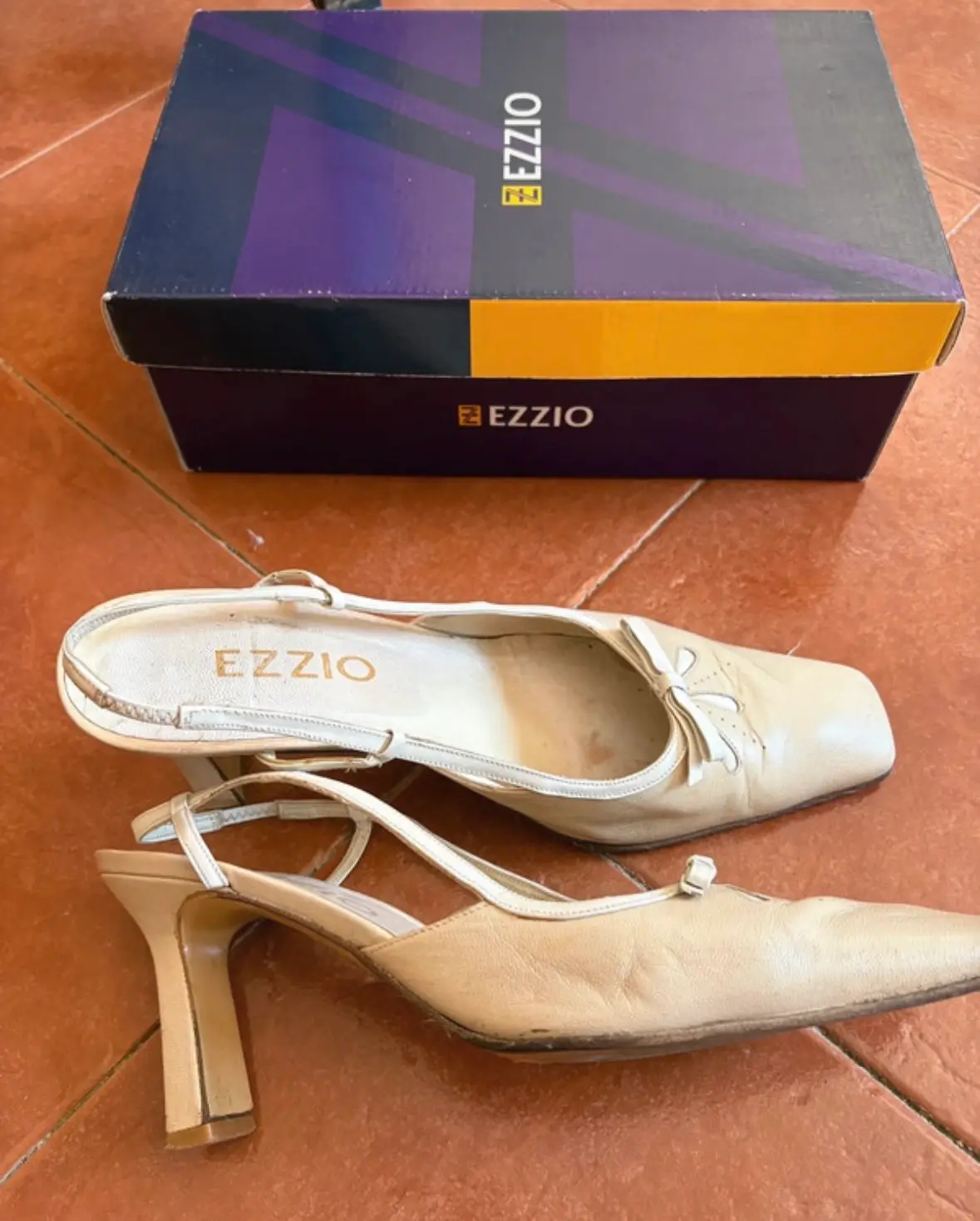 Zapatos de tacón beige