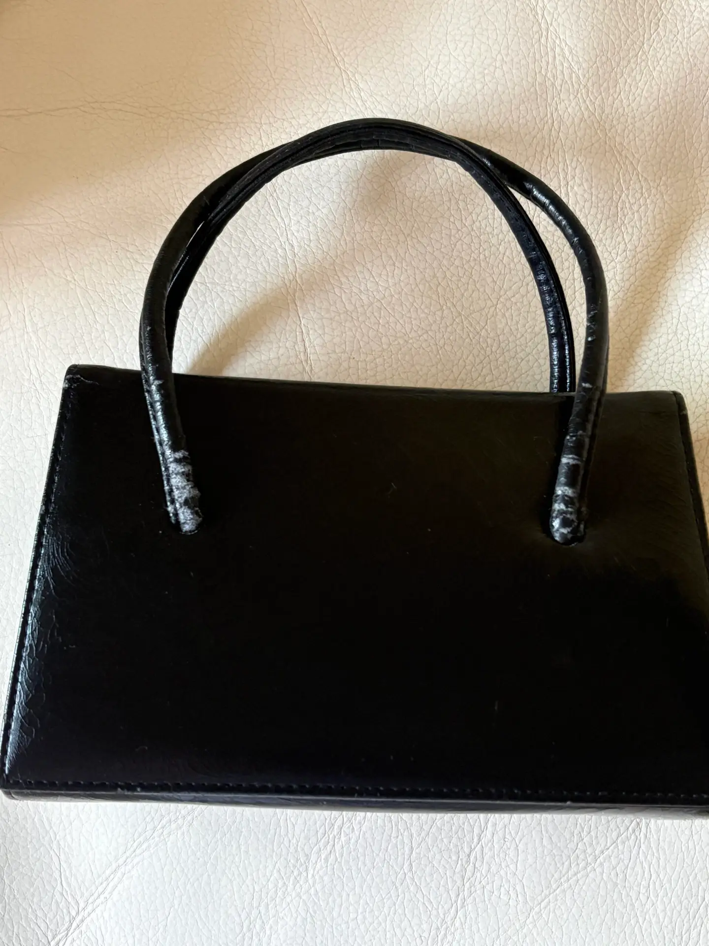 Bolso negro de mano