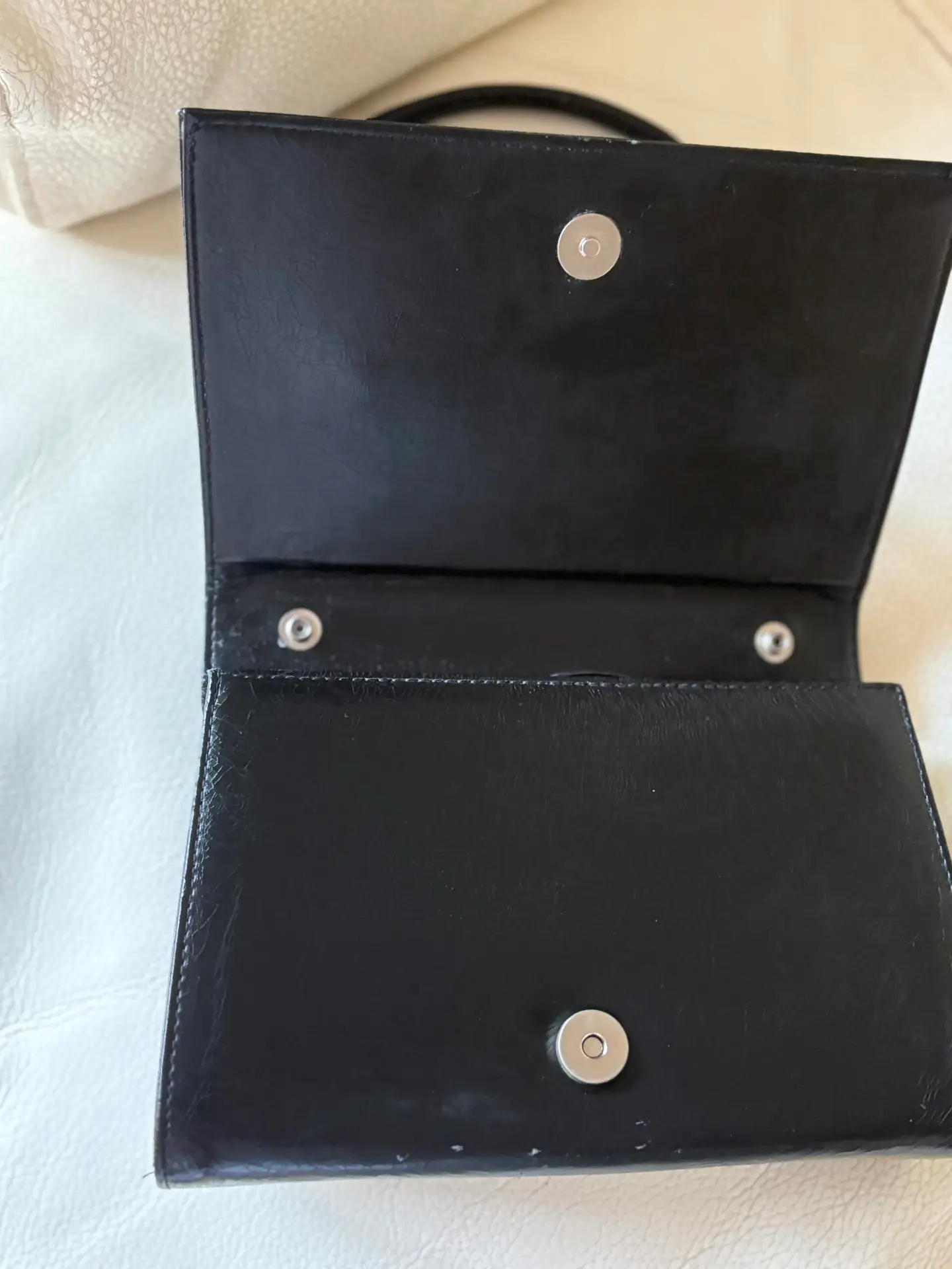 Bolso negro de mano