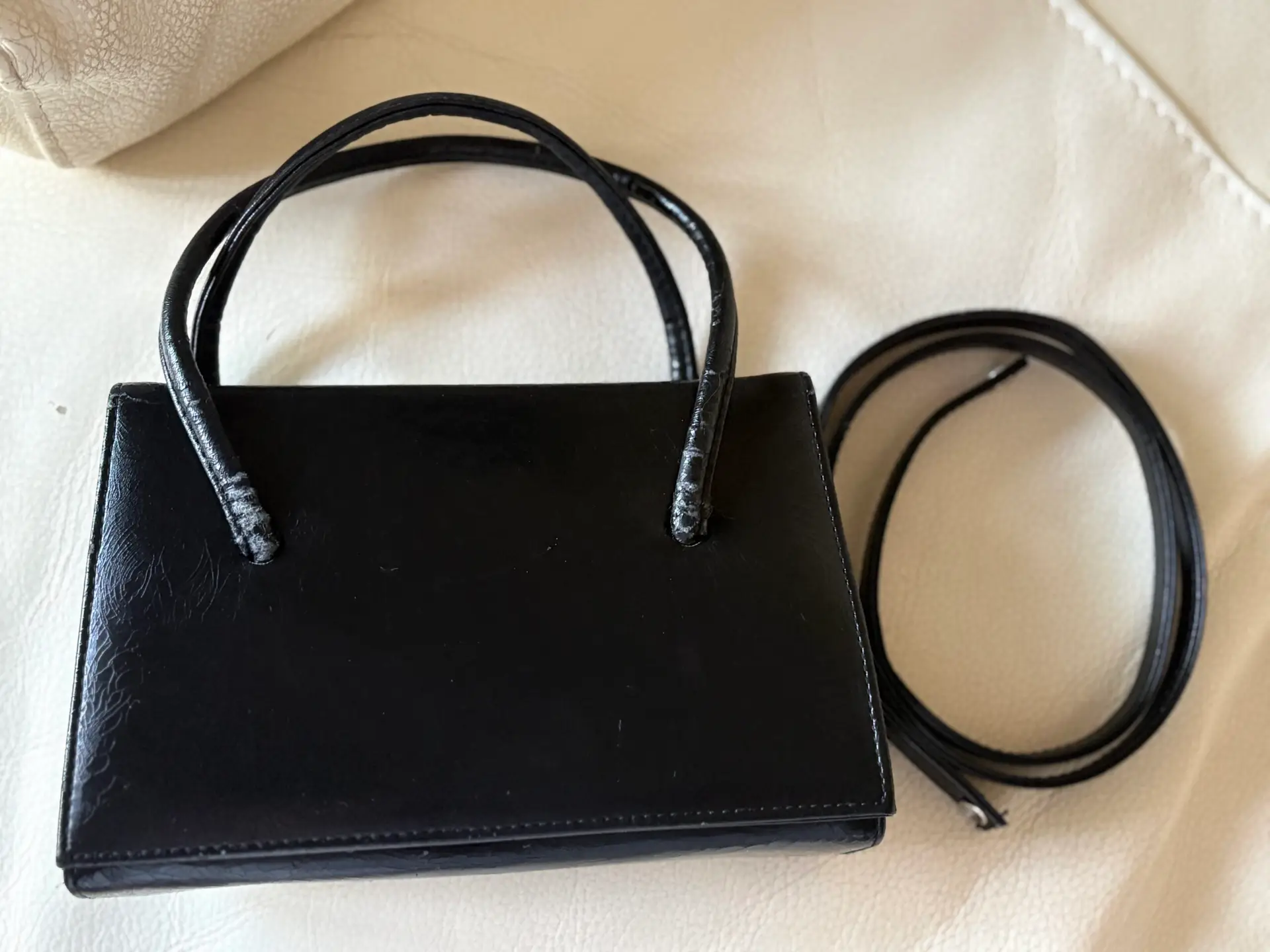 Bolso negro de mano