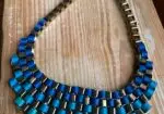 Collar corto en tonos azules