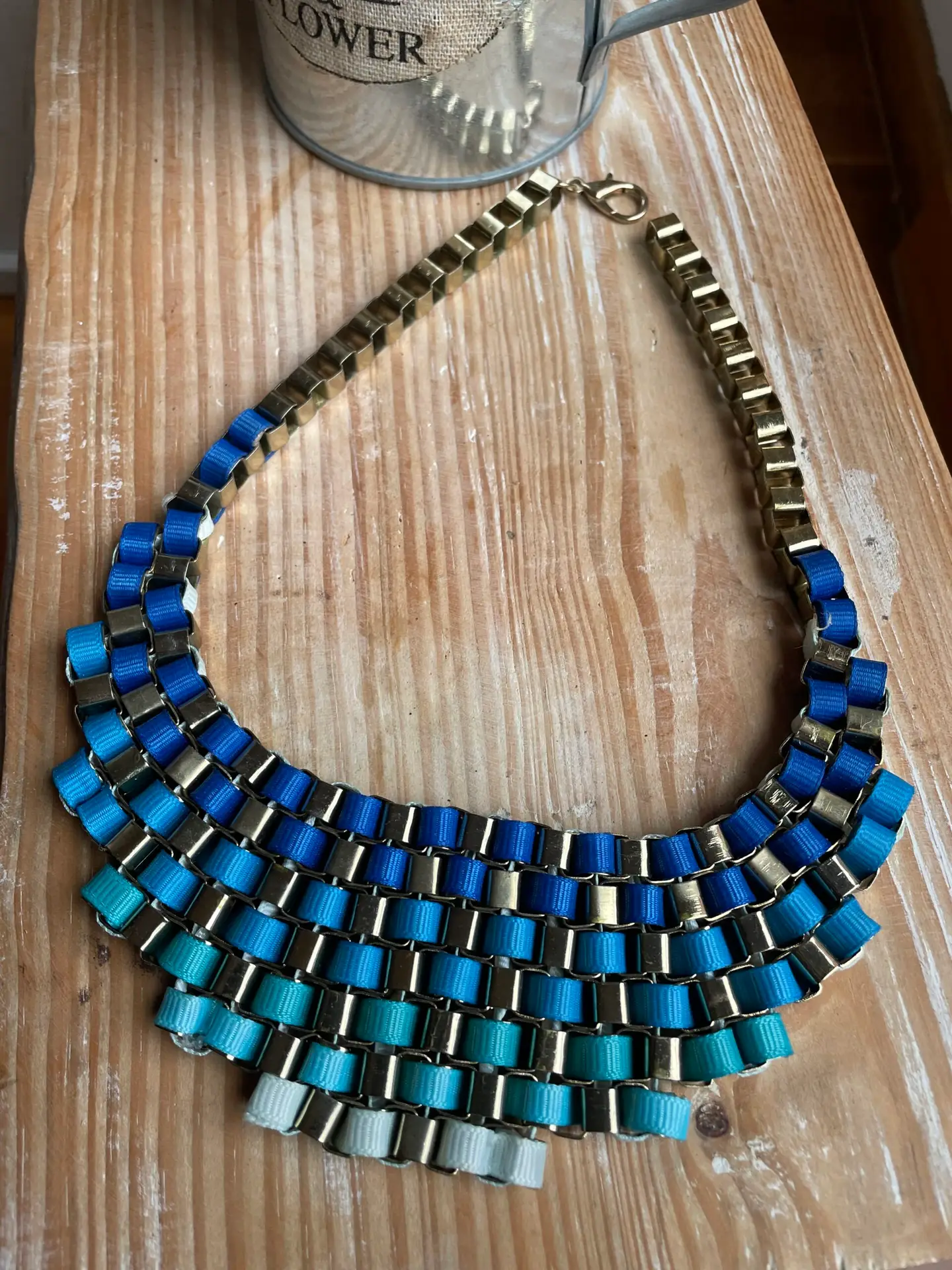 Collar corto en tonos azules