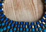Collar corto en tonos azules