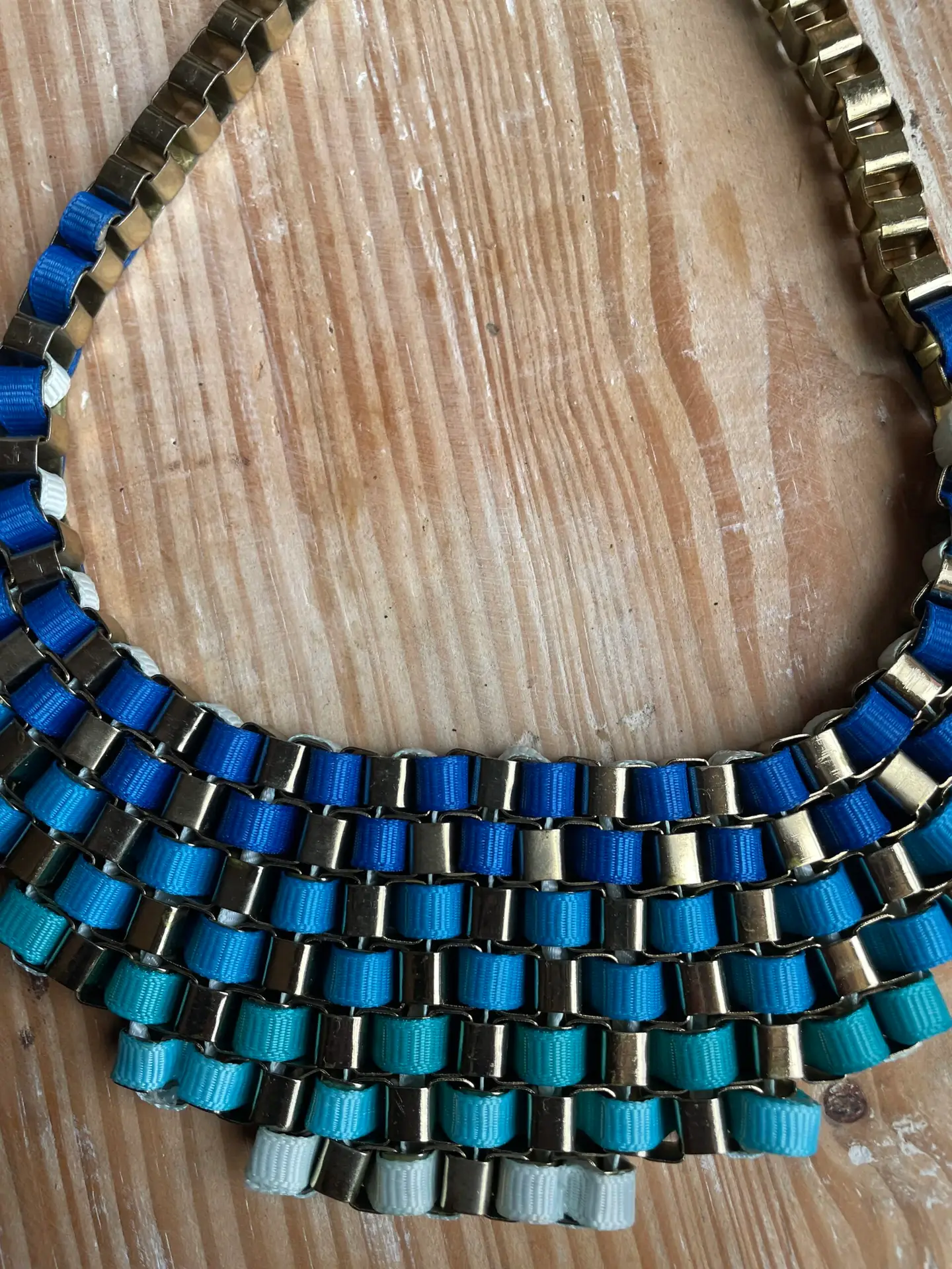 Collar corto en tonos azules