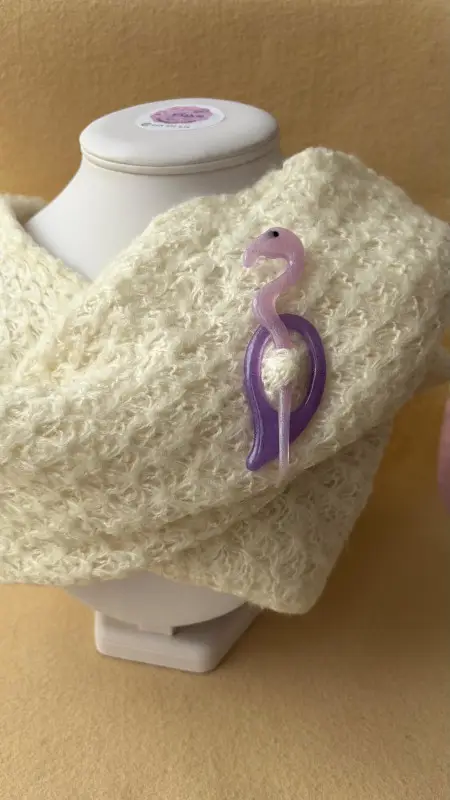Broche de resina artesanal
