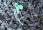 Broche de resina artesanal