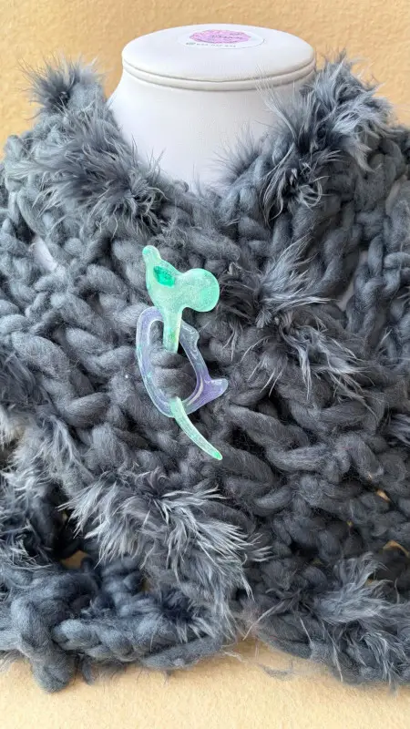 Broche de resina artesanal