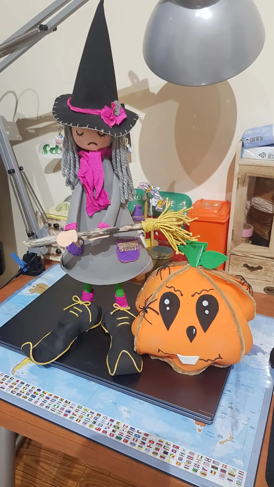 Decoración de Halloween artesanal: bruja y calabaza